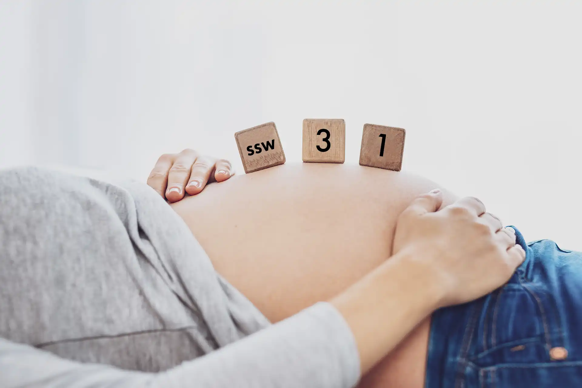 schwangere Frau mit SSW 31 Schriftzug